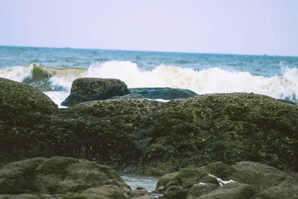 Velké Skály Silné Vlny Malebném Pobřeží Teplého Tichého Oceánu — Stock fotografie