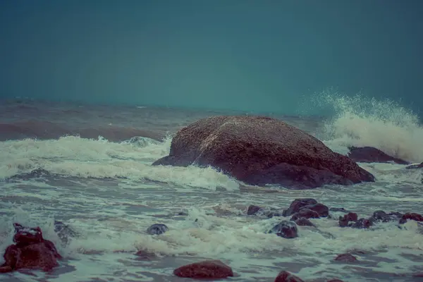 暖かい太平洋の絵のように美しい海岸に大きな岩や強い波 — ストック写真