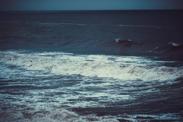 Fale Ciepłego Morza Południowochińskiego Uderzające Pustynny Brzeg — Zdjęcie stockowe