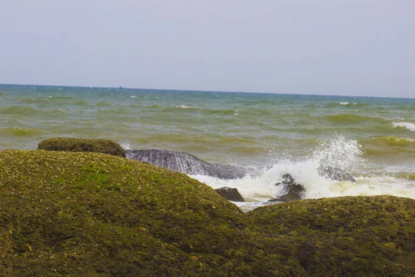 Grandi Rocce Forti Onde Sulla Pittoresca Riva Del Caldo Oceano — Foto Stock