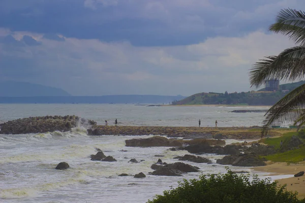 温暖的太平洋上风景如画的海岸上的大石头和强烈的海浪 — 图库照片