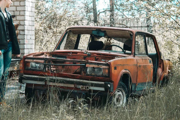 Παλιό Σκουριασμένο Σοβιετικό Ρετρό Αυτοκίνητο Μια Εγκαταλελειμμένη Πόλη — Φωτογραφία Αρχείου
