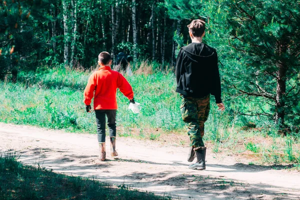 Zwei Junge Leute Auf Einem Feldweg Einem Grünen Wald — Stockfoto