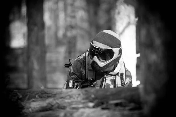 Giovane Soldato Delle Forze Speciali Camuffato Missione Combattimento Nella Foresta — Foto Stock