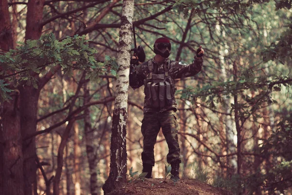 Joven Soldado Las Fuerzas Especiales Camuflado Una Misión Combate Bosque — Foto de Stock