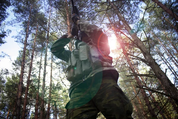 一名年轻的特种部队士兵在森林里执行战斗任务时进行伪装 — 图库照片