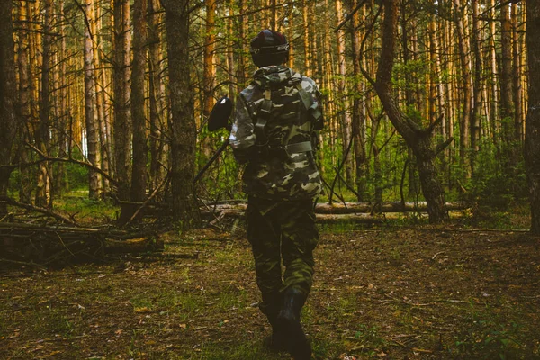 森の中の戦闘任務でカモフラージュの若い特殊部隊の兵士 — ストック写真