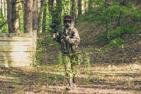 Een Jonge Soldaat Camouflage Een Gevechtsmissie Het Bos — Stockfoto