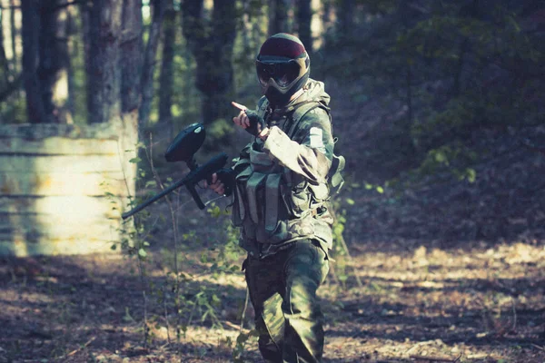 Ung Soldat Kamouflage Ett Uppdrag Skogen — Stockfoto