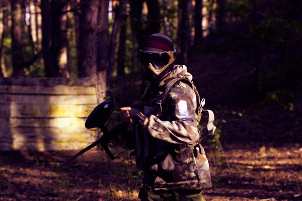 一名年轻的特种部队士兵在森林里执行战斗任务时进行伪装 — 图库照片