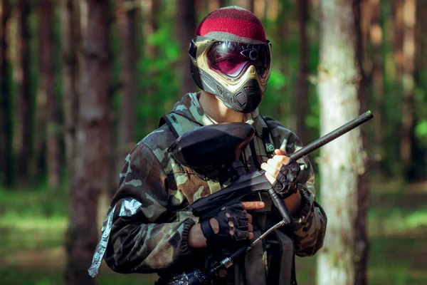 Egy Fiatal Különleges Alakulatos Katona Álcázva Harci Küldetésen Erdőben — Stock Fotó