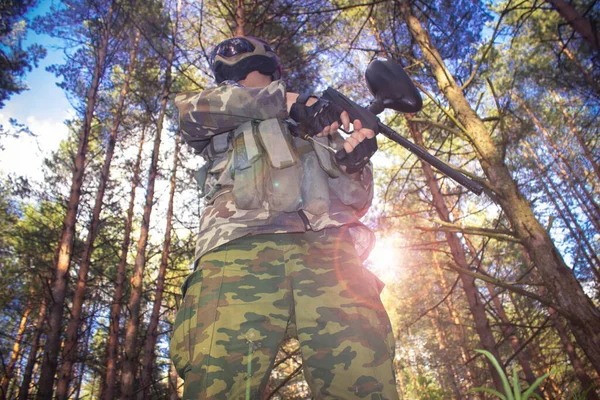 Een Jonge Soldaat Camouflage Een Gevechtsmissie Het Bos — Stockfoto