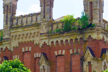 Eski harap olmuş bir Rus toprak sahibinin terkedilmiş tuğla köşkü.