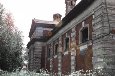 Eski harap olmuş bir Rus toprak sahibinin terkedilmiş tuğla köşkü.