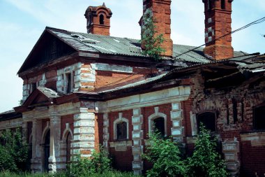 Eski harap olmuş bir Rus toprak sahibinin terkedilmiş tuğla köşkü.