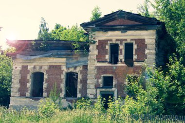 Eski harap olmuş bir Rus toprak sahibinin terkedilmiş tuğla köşkü.