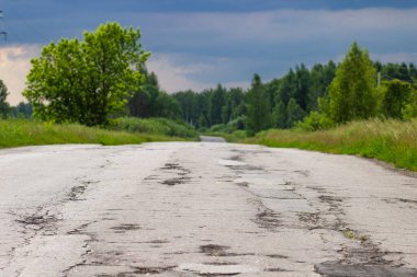 Rusya 'nın dışında eski bozuk asfalt yol