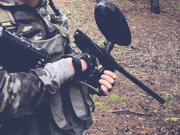 Руки Молодого Солдата Спецназа Кожаных Перчатках Оружии — стоковое фото