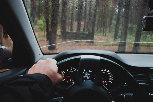 Bestuurdershand Het Stuur Van Een Auto Een Bosweg — Stockfoto