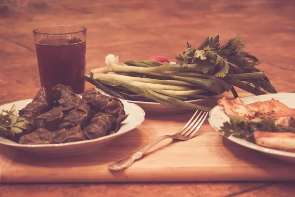 Kaukázusi Dolma Ciprusi Haloumi Zöldségek Egy Pohár Orosz Kvass — Stock Fotó