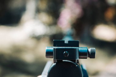 Genç bir nişancının elinde büyük bir spor tüfeği