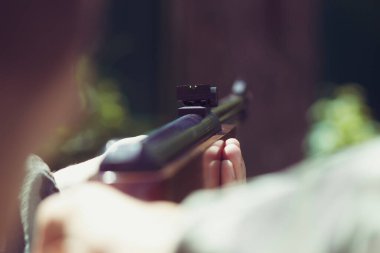 Genç bir nişancının elinde büyük bir spor tüfeği