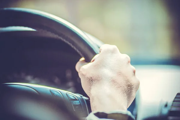 Hand Van Een Jongeman Het Stuur Van Een Auto Voor — Stockfoto