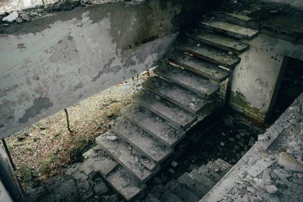 植生のある地域で育った人々によって放棄された古いレトロな都市遺跡 — ストック写真