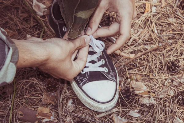 Білі Туфлі Молодіжного Взуття Кросівки Руках Молодого Чоловіка — стокове фото