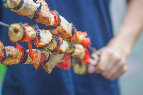 Pedaços Carne Tomate Berinjela Pendurados Espetos Nas Mãos Cozinheiro Piquenique — Fotografia de Stock