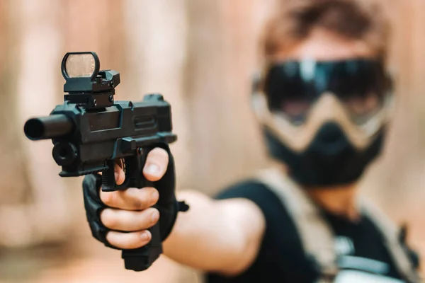 Pistola Preta Nas Mãos Jovem Soldado Das Forças Especiais Uma — Fotografia de Stock