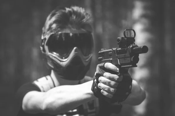 Svart Pistol Händerna Ung Soldat Mask — Stockfoto
