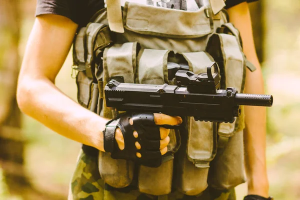 Pistola Preta Nas Mãos Jovem Soldado Das Forças Especiais — Fotografia de Stock