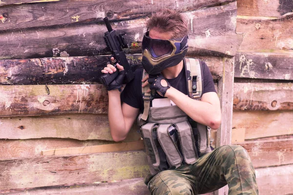 Svart Pistol Händerna Ung Soldat Mask — Stockfoto