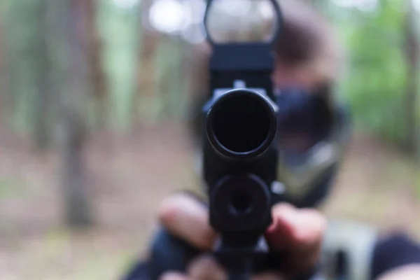 Pistola Preta Nas Mãos Jovem Soldado Das Forças Especiais Uma — Fotografia de Stock