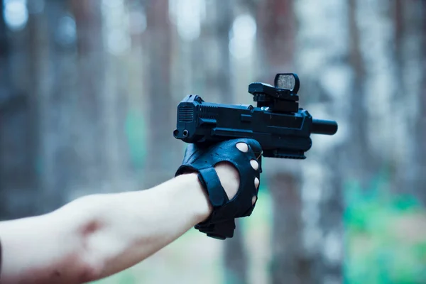 Pistola Preta Nas Mãos Jovem Soldado Das Forças Especiais — Fotografia de Stock