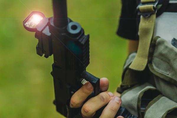 Pistola Preta Nas Mãos Jovem Soldado Das Forças Especiais — Fotografia de Stock