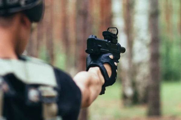 Pistola Preta Nas Mãos Jovem Soldado Das Forças Especiais Uma — Fotografia de Stock