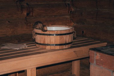 Banyo için eski bir Rus geleneksel ahşap kova.