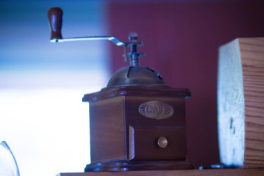 Eski, eski, antika, tahta, mekanik kahve öğütücüsü.