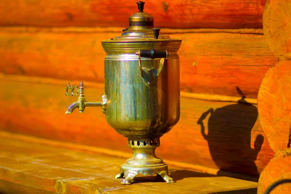 Çay için eski Rus klasik geleneksel bakır retro semaver.