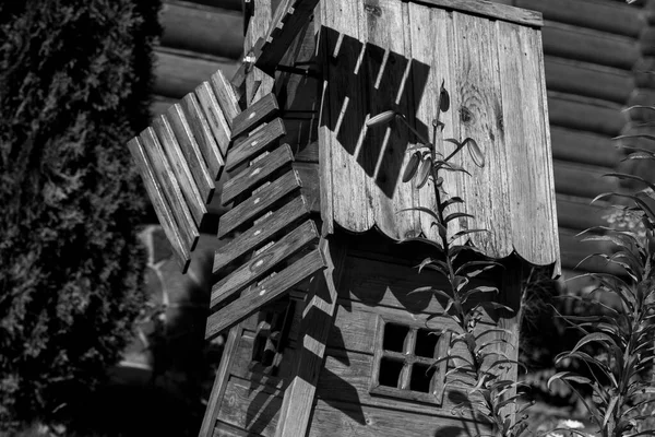 Oude Kleine Vintage Antieke Houten Molen Zomertuin — Stockfoto