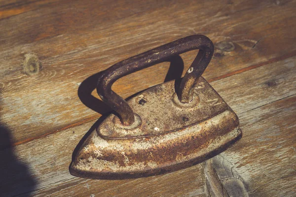 Винтажный Антикварный Чугунный Старинный Ретро Гладильный Инструмент Ржавое Железо Ручкой — стоковое фото
