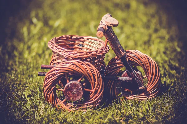 Vintage Kinderspeelgoed Gemaakt Van Wilg Wijnstok Handgemaakte Driewieler — Stockfoto