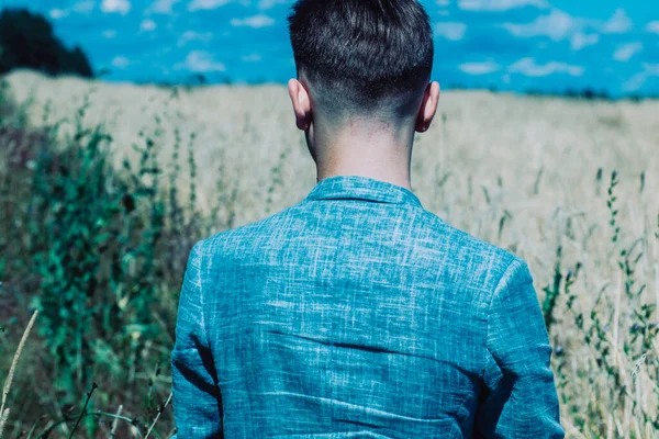 Ein Junger Mann Einer Jacke Mit Dem Rücken Einem Weizenfeld — Stockfoto