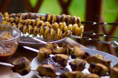 Şişte kızartılmış lezzetli et parçaları.