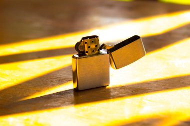 Eski yanan Amerikan çakmağı Bir adamın elinde