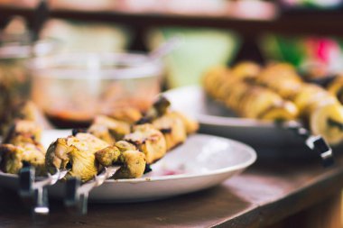 Şişte kızartılmış lezzetli et parçaları.