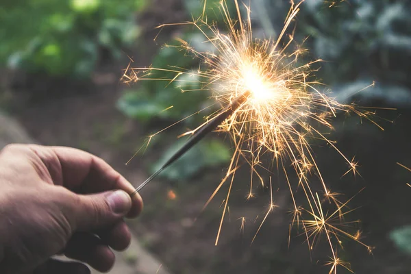 Brilhantes Festivos Sparkler Ardente Mão Homem — Fotografia de Stock