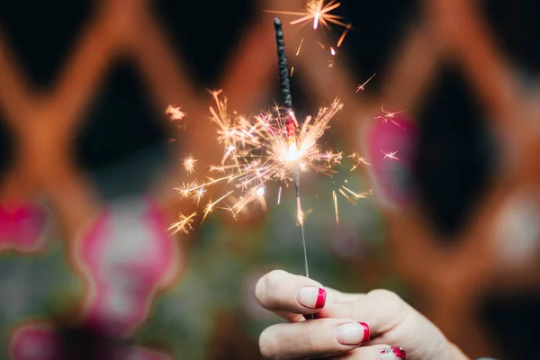 Brilhantes Festivos Sparkler Ardente Mão Uma Jovem Mulher — Fotografia de Stock